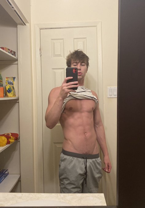 Shorts on or off? 🩳 https://t.co/OEKKqhlsNL