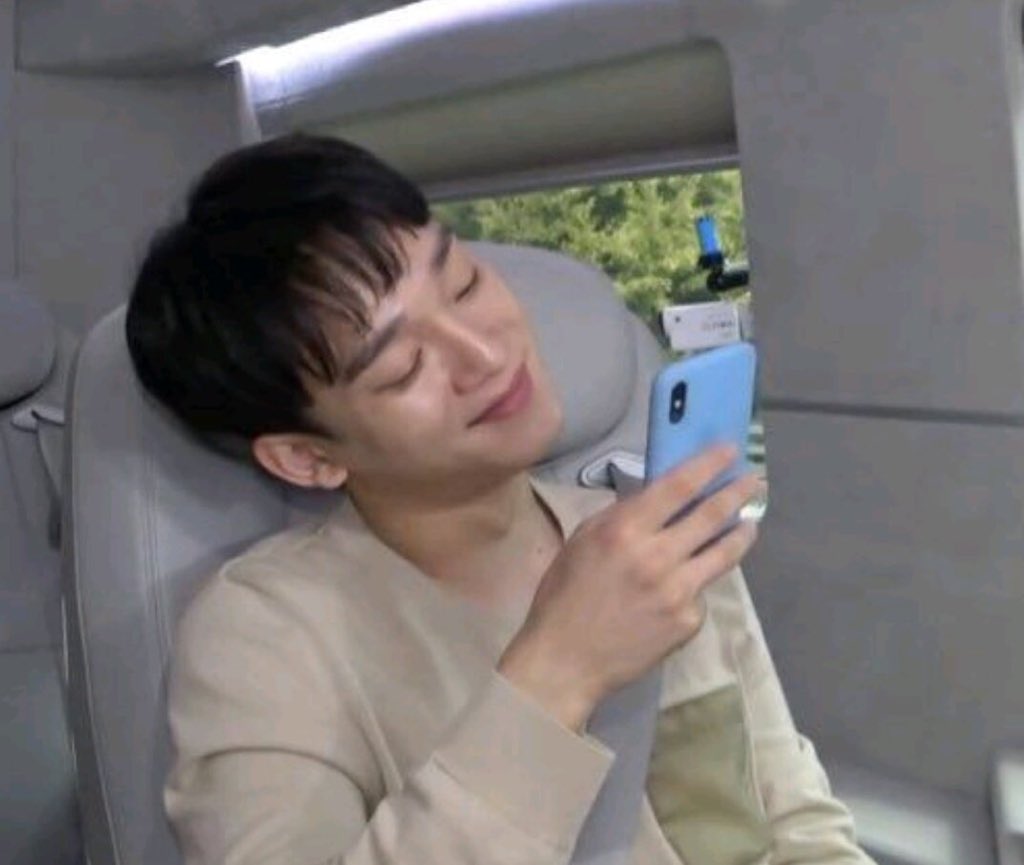 artjongdae's tweet photo. eu vendo a live do jongin bem assim https://t.co/RfTCG87nbR