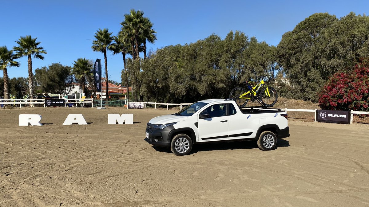 CeballosMex's tweet photo. Estamos por comenzar la presentación de la totalmente nueva @RAM_MX 700 de @FCAMexico disponible a partir de esta semana en toda nuestra red de distribuidores a nivel nacional en 4 versiones desde 244,900 a 334,900 https://t.co/S9cVUdo6U7
