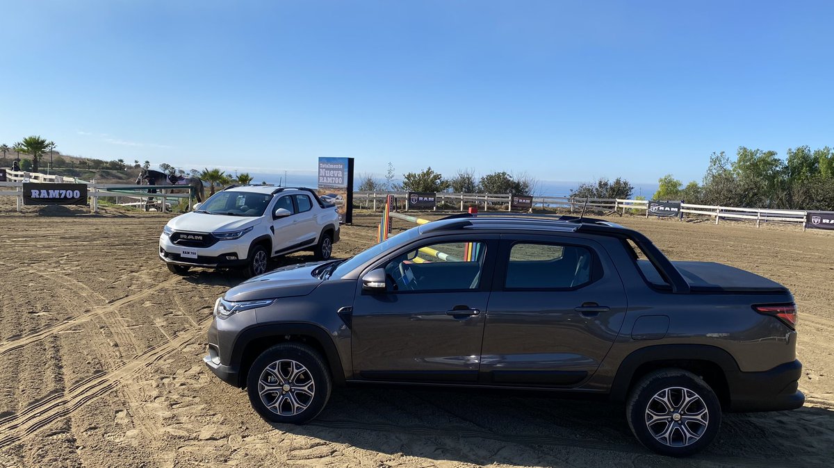 CeballosMex's tweet photo. Estamos por comenzar la presentación de la totalmente nueva @RAM_MX 700 de @FCAMexico disponible a partir de esta semana en toda nuestra red de distribuidores a nivel nacional en 4 versiones desde 244,900 a 334,900 https://t.co/S9cVUdo6U7