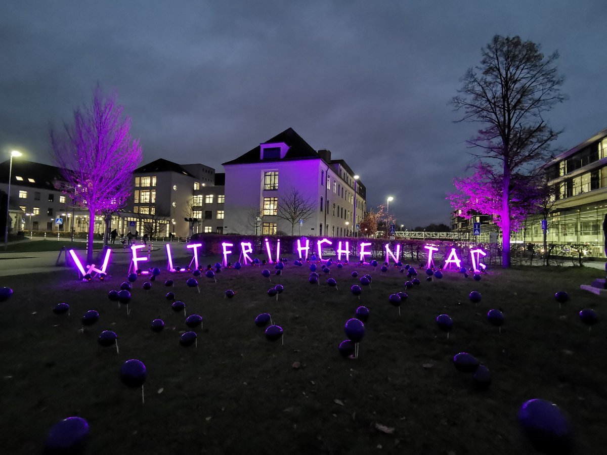 UniklinikDUS's tweet photo. Weil wir dieses Jahr nicht alle zusammen den #weltfruehgeborenentag feiern können, gibt es bei uns heute eine Social-Media-Party mit mehreren Posts! Wissen Sie, was noch besser aussieht als 300 lila Luftballons? 300 lila Luftballons mit angeleuchtetem Schriftzug! 💜💜💜 https://t.co/LzDxcNXOJK