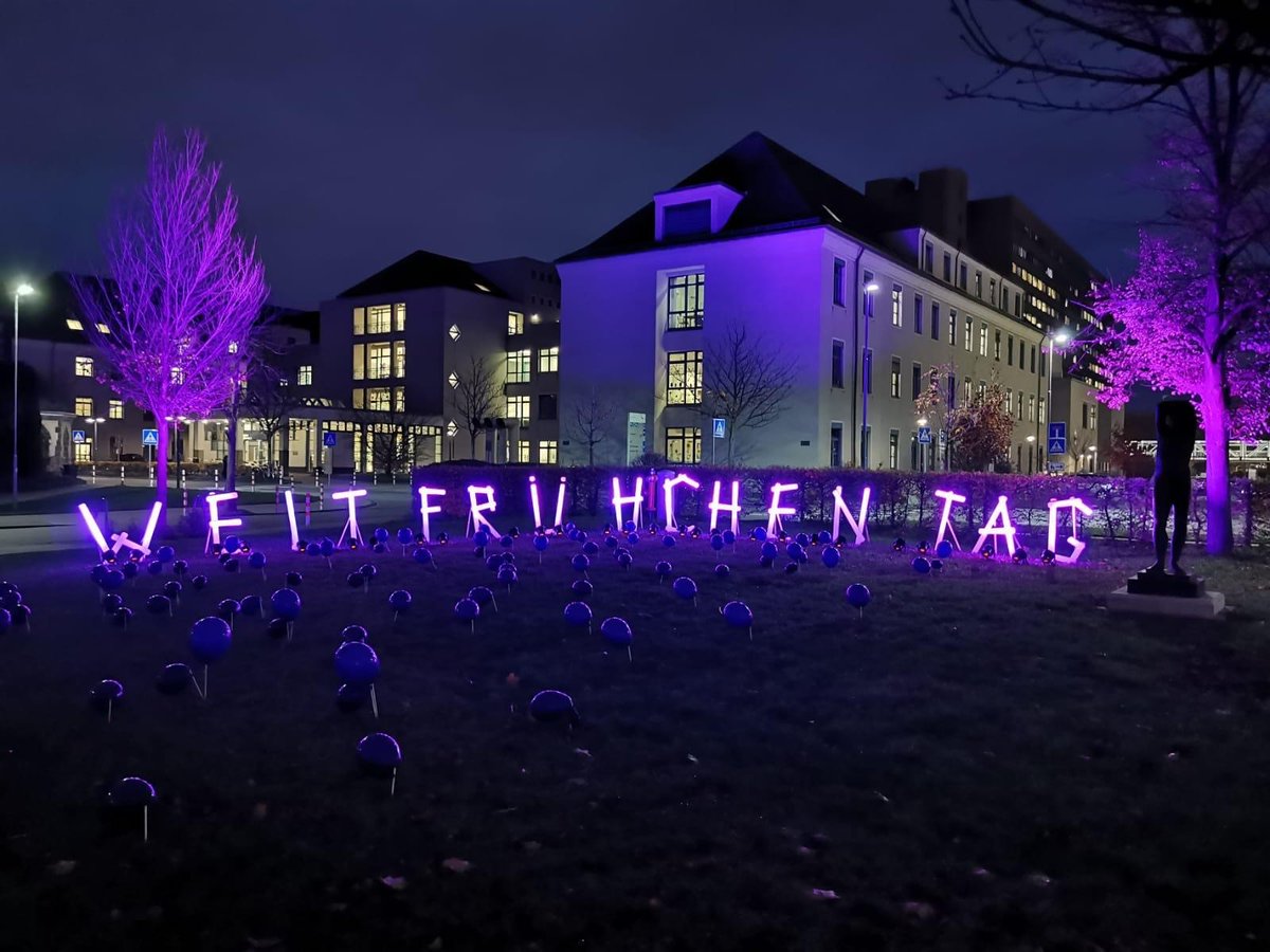 UniklinikDUS's tweet photo. Weil wir dieses Jahr nicht alle zusammen den #weltfruehgeborenentag feiern können, gibt es bei uns heute eine Social-Media-Party mit mehreren Posts! Wissen Sie, was noch besser aussieht als 300 lila Luftballons? 300 lila Luftballons mit angeleuchtetem Schriftzug! 💜💜💜 https://t.co/LzDxcNXOJK