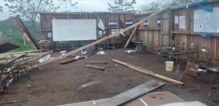 negrovandalic's tweet photo. #Nicaragua #Huracanlota
Imágenes de una escuela comunitaria del departamento de Boaco https://t.co/6CThXjdDL0