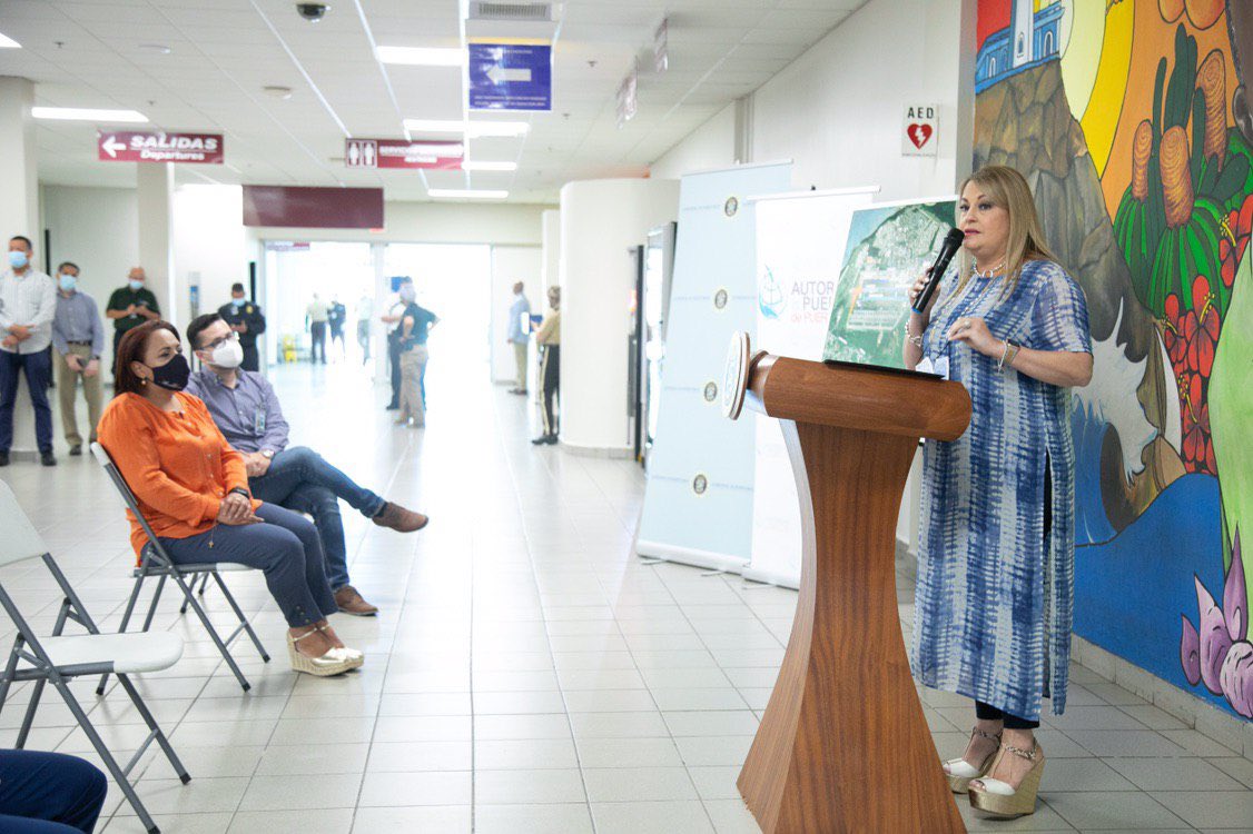 YanitsiaIM's tweet photo. Hoy junto a la gobernadora, @wandavazquezg y el director de @PuertosPR, Lic. Joel Pizá Batiz hicimos historia nuevamente, @Aguadilla sede de nuevos proyectos en beneficio de Puerto Rico tendremos la nueva pista con una inversión 24 millones en el aeropuerto Rafael Hernández. https://t.co/mfzlJRWG5q