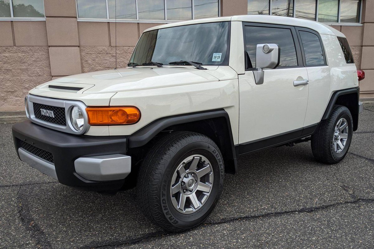 DougDeMuro's tweet image. AMAZING @CarsAndBids listing: 2014 Toyota FJ Cruiser with 400 miles. Yes... 400 total miles. They don't make 'em new anymore, but this is essentially a "new" one -- check it out: carsandbids.com/auctions/KPYMb…