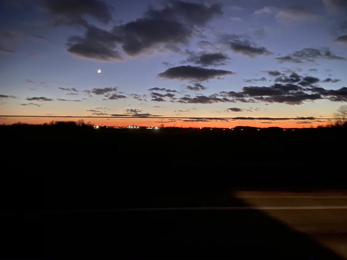alexy0gi's tweet photo. Both pictures taken in the exact same spot and accidentally 24 hours apart on the dot. Constantly reminded to be thankful for today.
 “Give thanks in all circumstances; for this is God’s will for you in Christ.” https://t.co/XvWMJ0PSOY