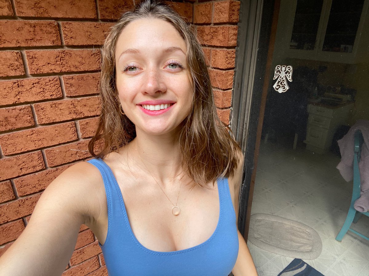 megbow5's tweet photo. The artist &amp; the art or whateva 🤗👩🏼‍🎨🎨 https://t.co/b9rNwuQxjH