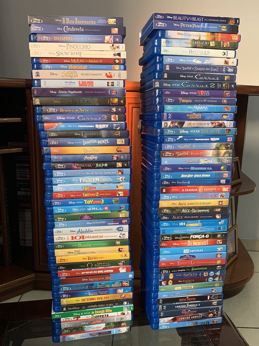 e eu q passei a minha infância toda colecionando os filmes da disney e da marvel pra agora sair o disney + 🤡🤡