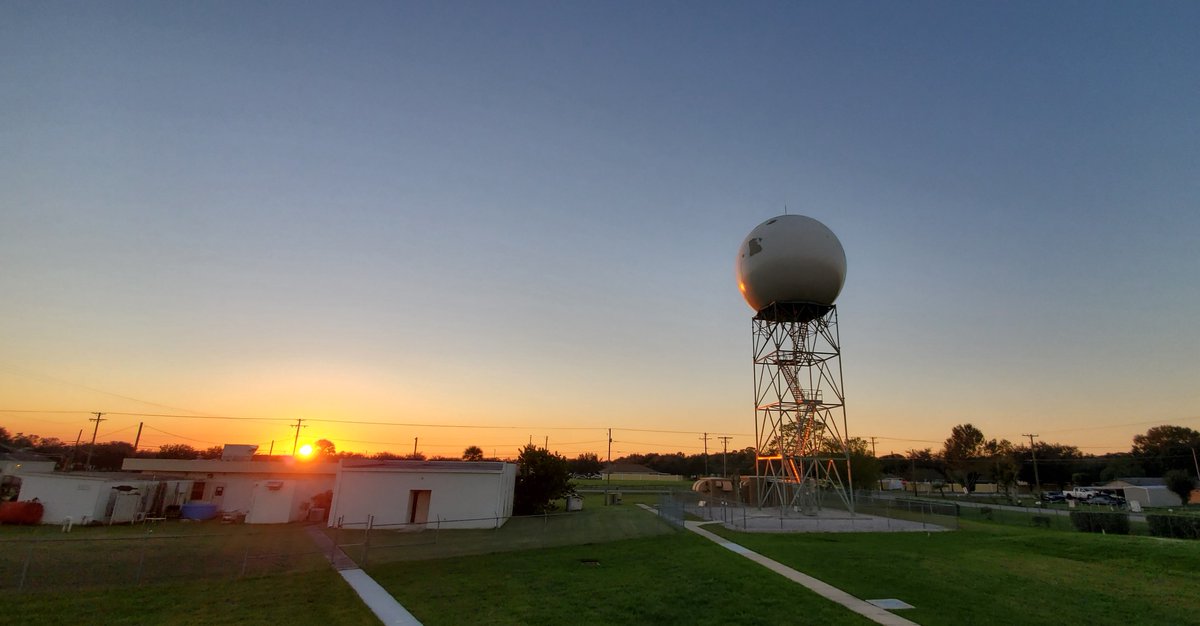 NWSTampaBay's tweet image. A cloud free and absolutely perfect #FloridaFall evening with 40s and 50s when you wake up in the morning. After the roller coaster weather we had last week, it's safe to say this benign pattern is much more appealing to our friends across the Sunshine State. Enjoy!! 😎 #flwx