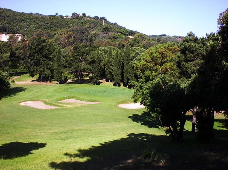 CentralElba's tweet photo. Do you want to relax by the sea and at the same time not give up your passion for #golf? Try the golf club in Portoferraio where you can play whit his 9 holes and enjoy the nature!! 🏌🏻‍♀️🏌🏻‍♂️ https://t.co/ZXNUjjDn36