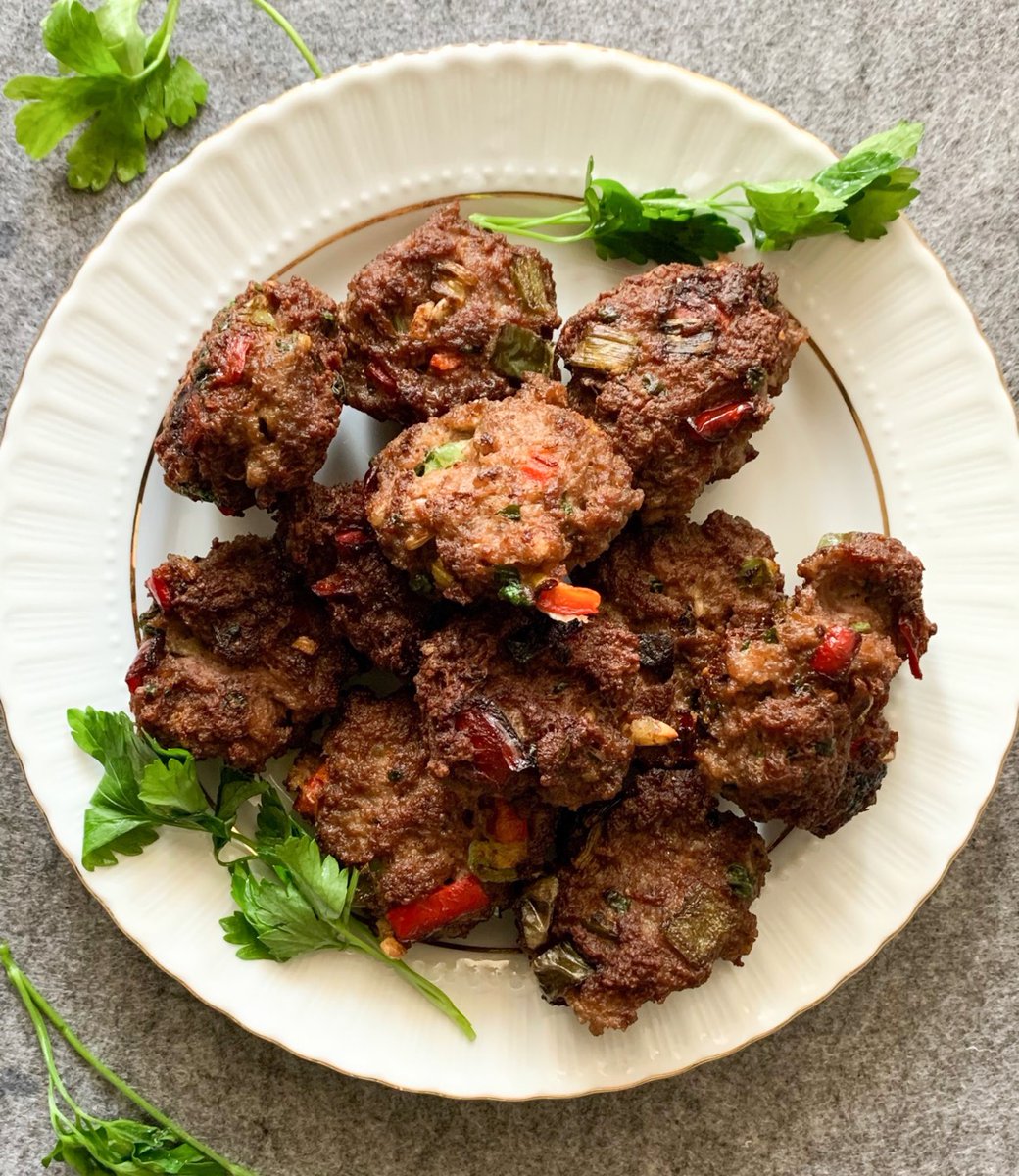 Atinybite1's tweet photo. Tender and crispy beef meatballs #groundbeefrecipes #HealthyFood #recipes #recipeblog #RecipeOfTheDay #groundbeefketorecipes #groundbeef #meatballsrecipes #groundbeefmeatballs #ketorecipes #ketomeals #ketomealplan #ketodiet #beefmeatballs #meatballs #beef #Tweet #food #dinner https://t.co/zoz8dIwliy