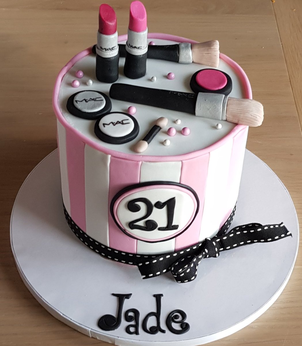 Helen's Cake Corner tweet media