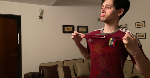 ChiguireBipolar's tweet photo. Farandulero celebra con camiseta de la Vinotinto después de haberla usado como coleto por 4 años https://t.co/BViNRGRIDa https://t.co/69sCRlCj0F