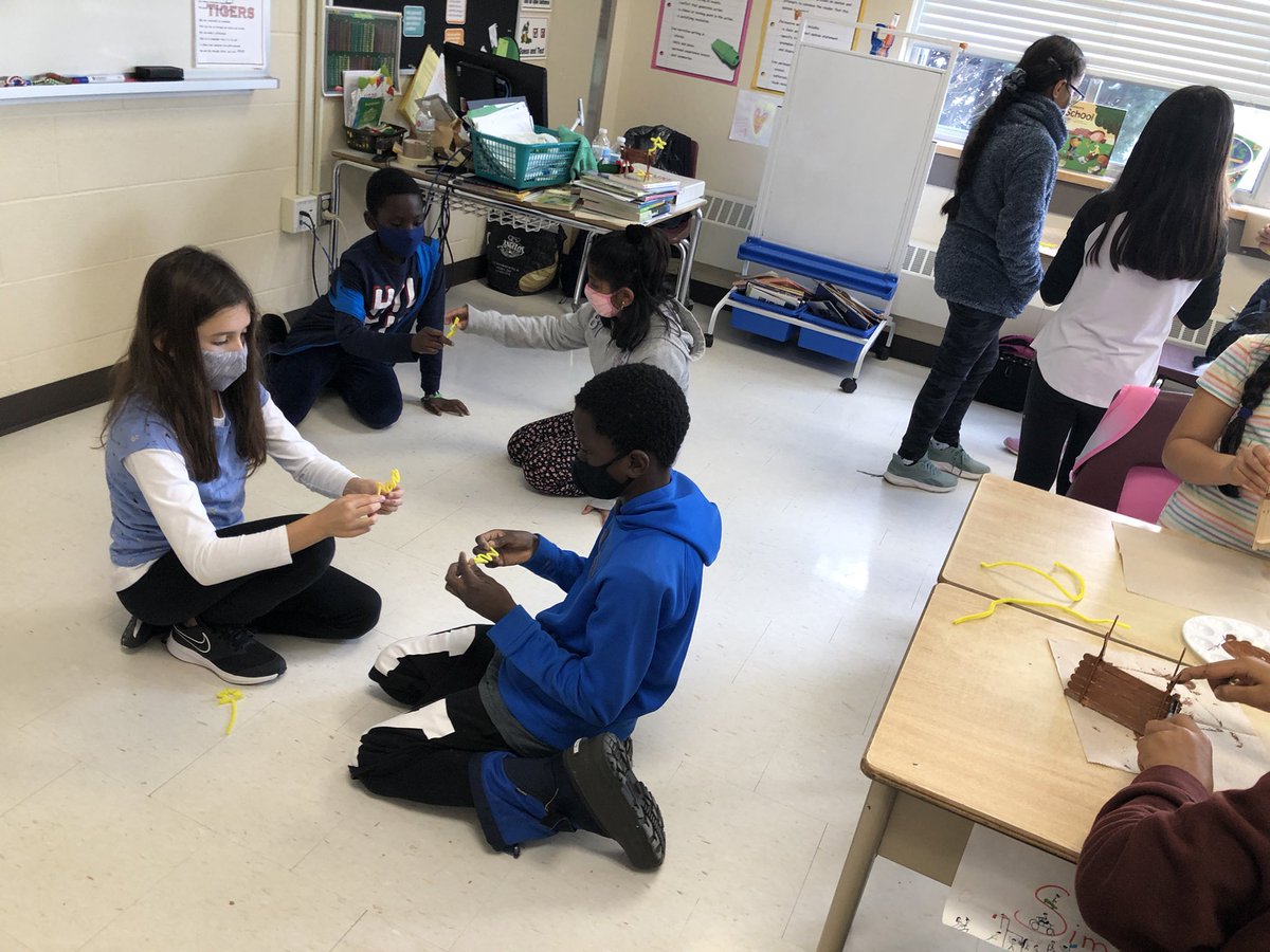 stmldcsb's tweet photo. Our 2nd snowfall of the season combined with Mrs. Lo’s annual Christmas Craft Workshop - is winter here already?  #ldcsb https://t.co/I07tSqgbat