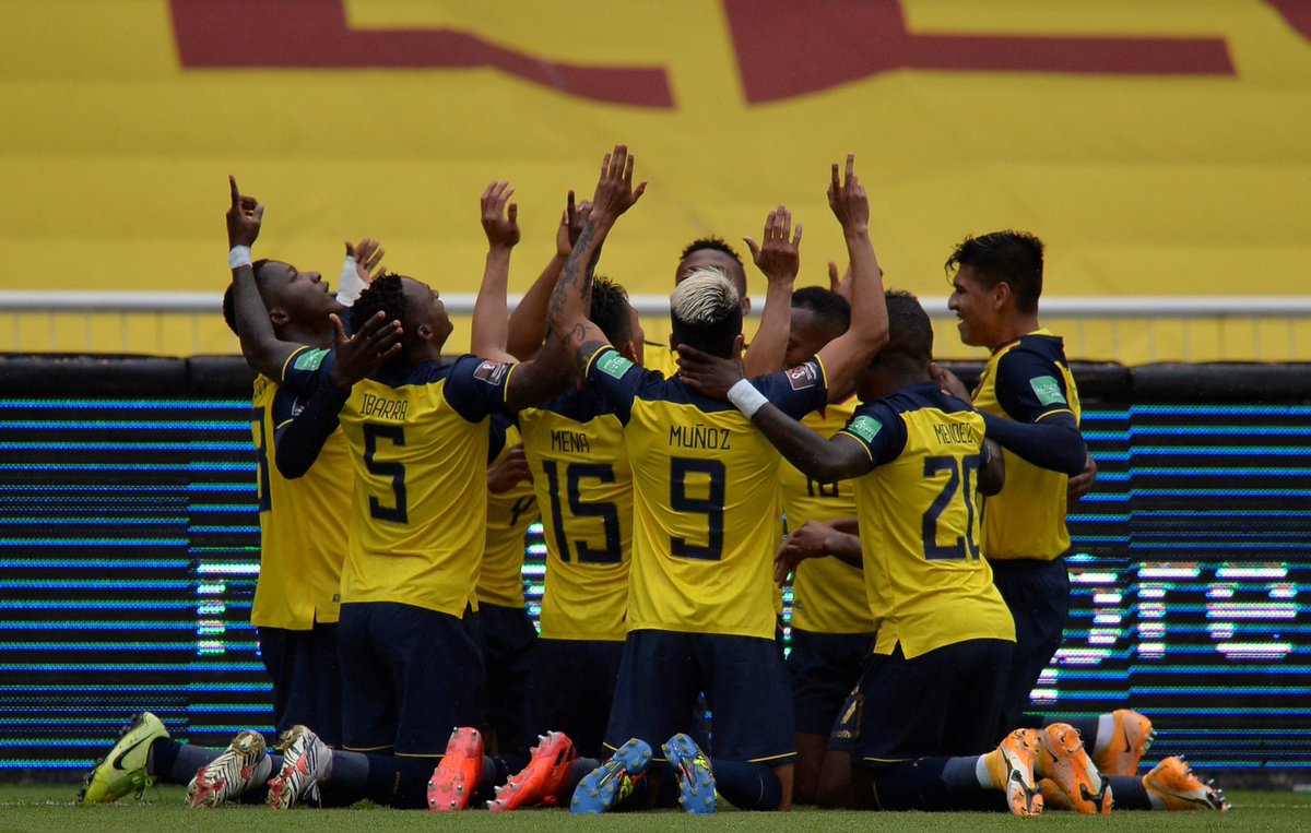 Juezcentral's tweet photo. Con 7 jugadores de baja (6 por COVID), Ecuador acaba de golear 6-1 a Colombia. Repaso absoluto de Alfaro y los suyos. Equipazo Ecuador👏🏻
[📸EFE] https://t.co/8jbS4Ra2ee
