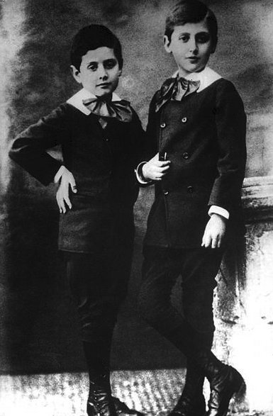 Hijo de Adrien Proust, un prestigioso médico de familia tradicional y católica, y de Jeanne Weil, alsaciana de origen judío, dio muestras tempranas de inteligencia y sensibilidad.A los nueve años sufrió el primer ataque de asma, afección que ya no le