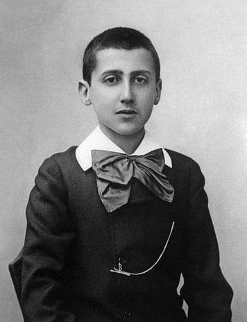 abandonaría, por lo que creció entre los continuos cuidados y atenciones de su madre.Pasó el resto de su vida recluido, sin abandonar prácticamente nunca la habitación revestida de corcho donde escribiría su obra maestra: _À la recherche du temps perdu_.