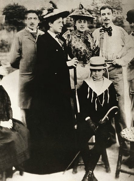 posibilidad de emprender la carrera diplomática, trabajó un tiempo en la Biblioteca Mazarino de París, decidiéndose finalmente por dedicarse a la literatura.Frecuentó los salones de la princesa Mathilde, de Madame Strauss y Madame de Caillavet, donde conoció a Charles Maurras,