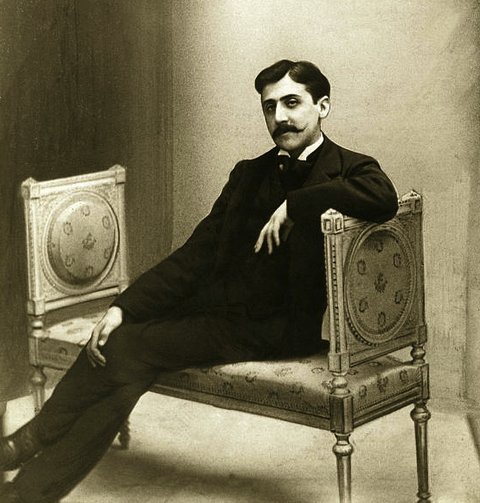 posibilidad de emprender la carrera diplomática, trabajó un tiempo en la Biblioteca Mazarino de París, decidiéndose finalmente por dedicarse a la literatura.Frecuentó los salones de la princesa Mathilde, de Madame Strauss y Madame de Caillavet, donde conoció a Charles Maurras,