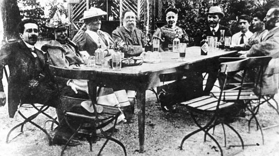 Anatole France y Léon Daudet, entre otros personajes célebres de la época.Sensible al éxito social y a los placeres de la vida, Proust tenía, sin embargo, una idea muy diferente de la vida de un artista, cuyo trabajo sólo podía ser fruto de «la oscuridad y del silencio».