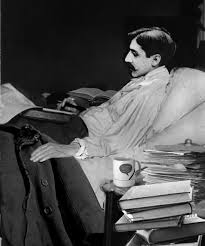 que concibió como la historia de su vocación, tanto tiempo postergada y que ahora se le imponía con la fuerza de una obligación personal.Esta obra de Proust describe con minuciosidad la vida física y, sobre todo, la vida mental de un hombre ocioso que se mueve entre la