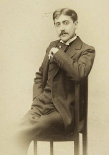 alta sociedad. Toda la obra es un largo monólogo interior en primera persona, y en muchos aspectos es autobiográfica.Anteriormente, había escrito para Le Fígaro diversas parodias de escritores famosos (Saint-Simon, Honoré de Balzac, Gustave Flaubert),