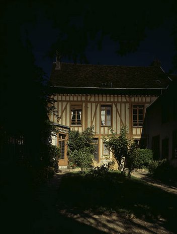 hermano Robert.La novela, que el mismo Proust comparó con la compleja estructura de una catedral gótica, es la reconstrucción de una vida a través de lo que llamó «memoria involuntaria», única capaz de devolvernos el pasado a la vez en su presencia física, sensible, y con la