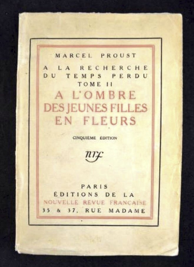 chez Swann_ (1913), cuya publicación pagó él mismo, ante el desinterés de los editores. El segundo tomo, _À l'ombre des jeunes filles en fleurs_ (1918), en cambio, le valió el Premio Goncourt.Los últimos volúmenes de la obra fueron publicados después de su muerte por su