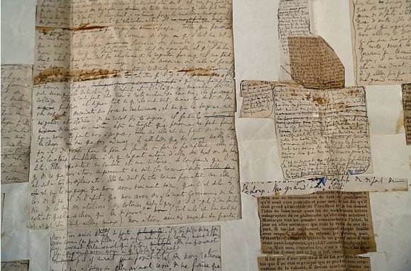 recuerdo, por lo que la novela alcanza una estructura laberíntica.El más mínimo detalle merece el mismo trato que un acontecimiento clave en la vida del protagonista, Marcel, réplica literaria del autor; aunque se han realizado estudios para contrastar los acontecimientos de la