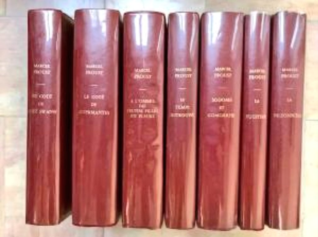 es morosa, prolija en detalles y de períodos larguísimos, laberínticos, como si no quisiera perder nada del instante.COROLARIO.La obra de Proust, junto a la de autores como Franz Kafka, James Joyce o William Faulkner, constituye un hito fundamental en la literatura