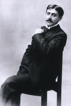 a través del Arte.El tiempo es un elemento destructor y positivo, aprehendible gracias a la memoria intuitiva.Percibía el tiempo según las teorías de su admirado Henri Bergson: como un fluir constante en el que los momentos del pasado y el presente poseen una realidad igual.