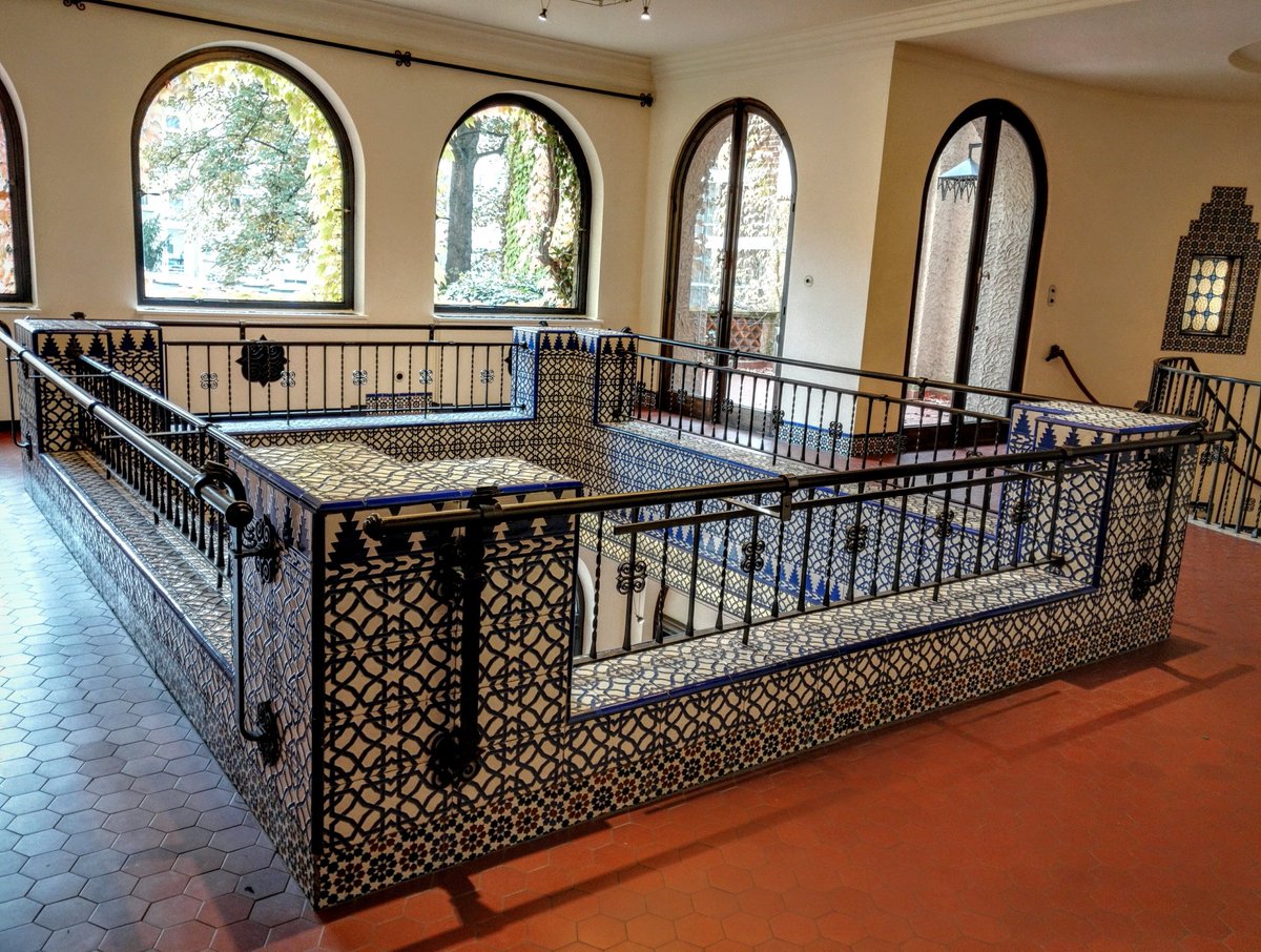 The interior patio may have seemed like a good idea after a few manzanillas in the sun but must have been freezing in Brussels. At least they had free beer.