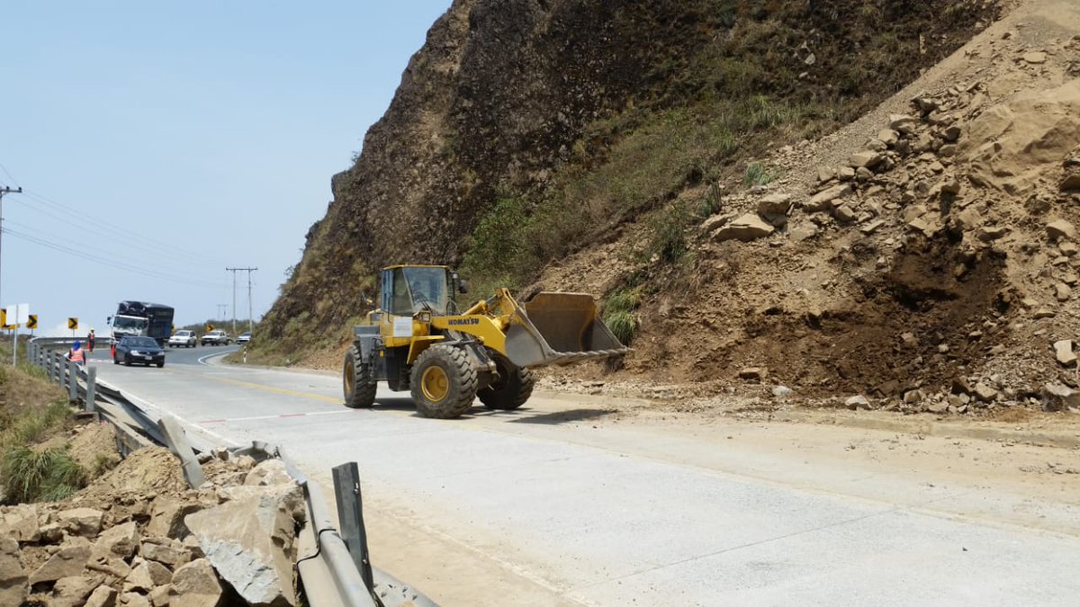 Subz6M's tweet photo. #MTOPInforma: en los últimos días, en el Km 57 de la vía Cuenca-Molleturo-El Empalme se ejecuta la remoción de material que se desprende del talud hacia la calzada. 
La vía está totalmente habilitada; se recomienda circular con precaución ante la presencia de maquinaria. https://t.co/jrXYKpxAQ5