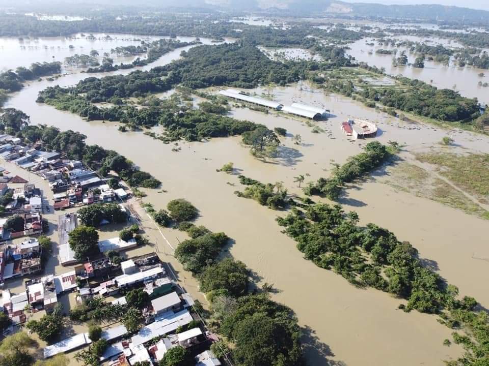 fisicmatematica's tweet photo. #AMLOHundeTabasco, es inhumano no conmoverse ante tanta desgracia. Pero AMLO es indiferente al dolor de los más pobres. La negligencia de la 4T ha provocado más muertes que años anteriores. Un partido así, no merece gobernar. Es necesario un cambio en las elecciones de 2021. https://t.co/am1TgAiQia