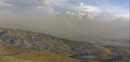 SouthTahoeNow's tweet photo. Three fires burning from #Doyle to #Walker. New one near #Reno growing quickly, all wind-fed. #MountainViewFire 5000 acres, #LauraFire 500 acres, #PineViewFire 250 acres - quickly changing with evacuations. Photo from @MonoSheriff @AlertWildfire https://t.co/2uPcWk4j5T https://t.co/fGGgGZ9rDr