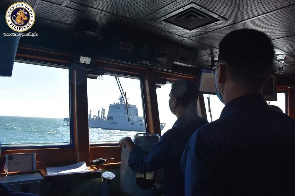 News5PH's tweet photo. Nag-donate ng face masks at hand sanitizers ang Navy ng South Korea kasabay ng pagsagawa nito ng passing exercise kasama ang BRP Conrado Yap ng Philippine Navy. 

📸: Philippine Navy https://t.co/s5PF9a8UBp