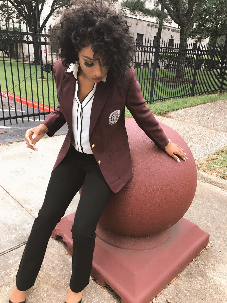 BEYMANll's tweet image. She was real showing up to her classes like she worked for a law firm