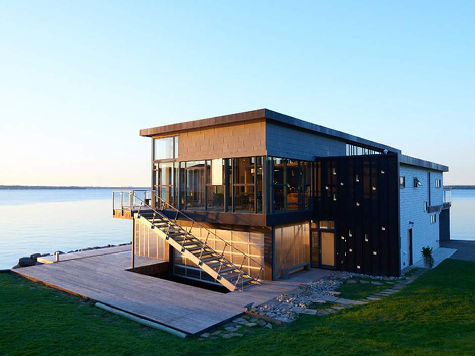 RyanVollmarYYC's tweet photo. You may not associate boathouses with modern luxury, but this one on the shoreline of Ontario’s Lake Simcoe, breaks the mold. Take a look at this amazing structure! https://t.co/gcvQSScxQf https://t.co/kasQAVFSHe