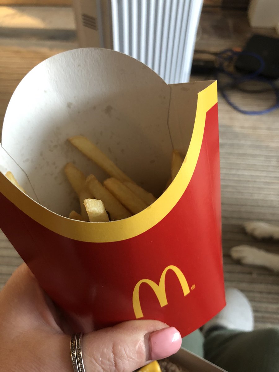 kellybiffa1's tweet photo. @McDonaldsUK hi team. Tried messaging directly but got no response. Really disappointed with what I received today as part of my large meal. https://t.co/aIbelZHk00