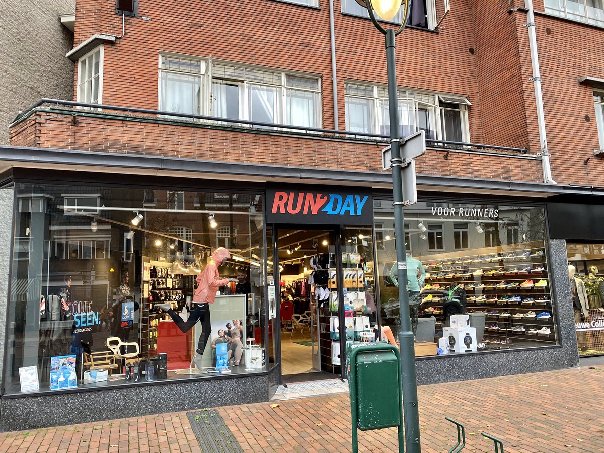 hansvantelling's tweet image. Even wat anders. Vandaag op bezoek geweest bij de Hilversumse vestiging van 
@Run2DayHilvsum samen met @Jorinedesoet, de nieuwe centrummanager van Hilversum. Gelijk maar even de halve winkel van Louran van Keulen leeggekocht. Uitstekende ondernemer;).