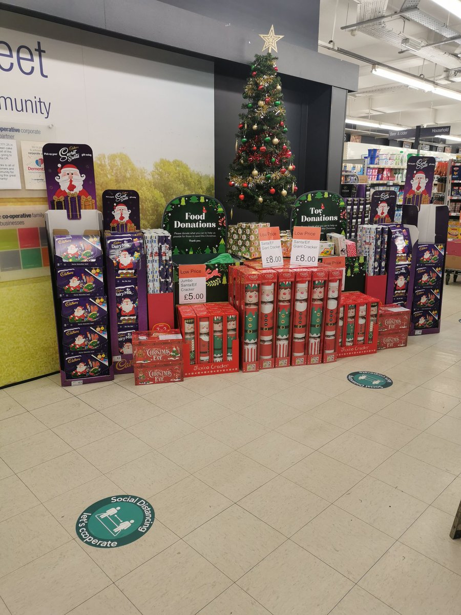 Looking very festive at Long St 🎄🎅🏼🔔☃️🎁<a href="/mycoopfood/">Central Co-op Food</a>
<a href="/lizannquinn/">liz quinn</a> <a href="/AdrianD93465562/">Adrian Dunn</a> @PaulalanDennis <a href="/MarieBrant4/">marie</a> <a href="/allbledwhite/">Ryan</a> <a href="/ClaireKoziol/">Claire Koziol</a>