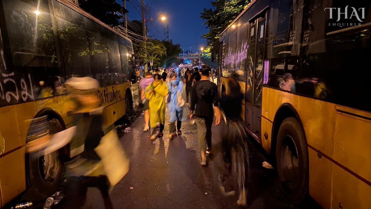 At this point, I need to breath, so I decided to pull back out to Kiak Kai intersection but it was not a rest I was hoping for.  #ม็อบ17พฤศจิกา