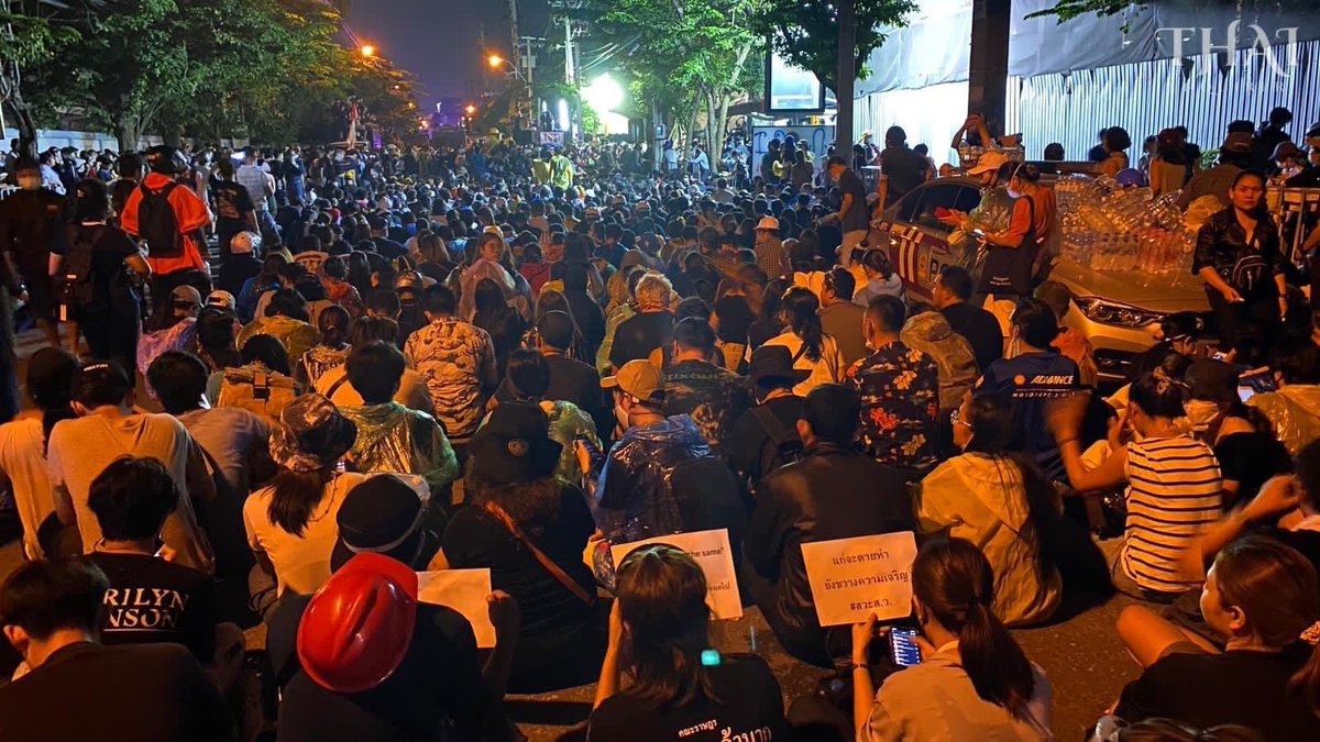 At this point, I need to breath, so I decided to pull back out to Kiak Kai intersection but it was not a rest I was hoping for.  #ม็อบ17พฤศจิกา