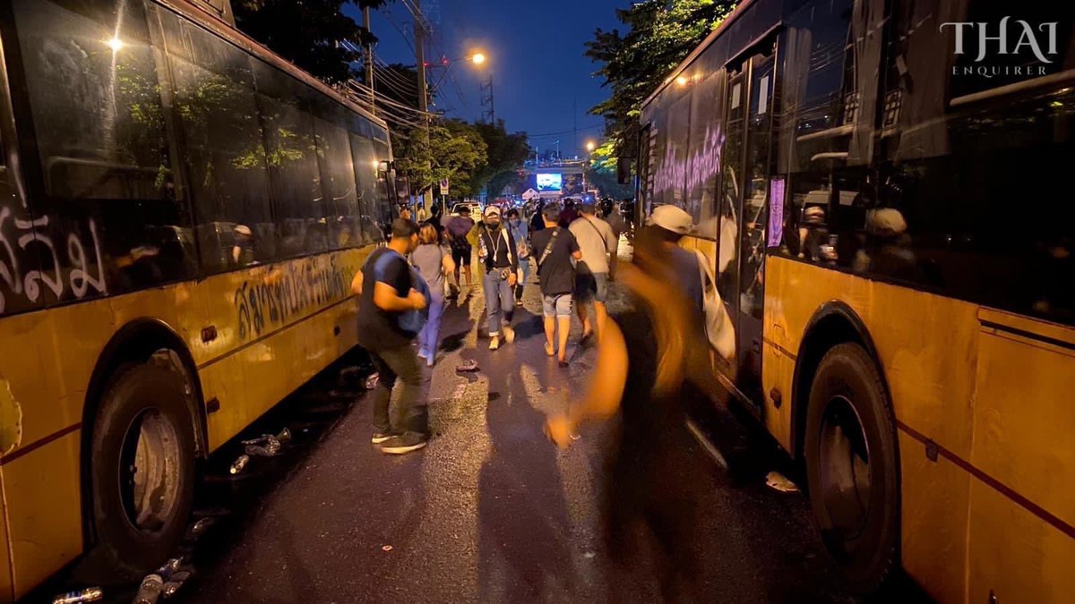 At this point, I need to breath, so I decided to pull back out to Kiak Kai intersection but it was not a rest I was hoping for.  #ม็อบ17พฤศจิกา