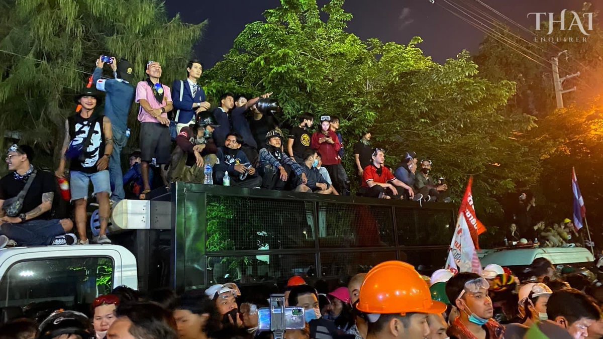 At this point, I need to breath, so I decided to pull back out to Kiak Kai intersection but it was not a rest I was hoping for.  #ม็อบ17พฤศจิกา