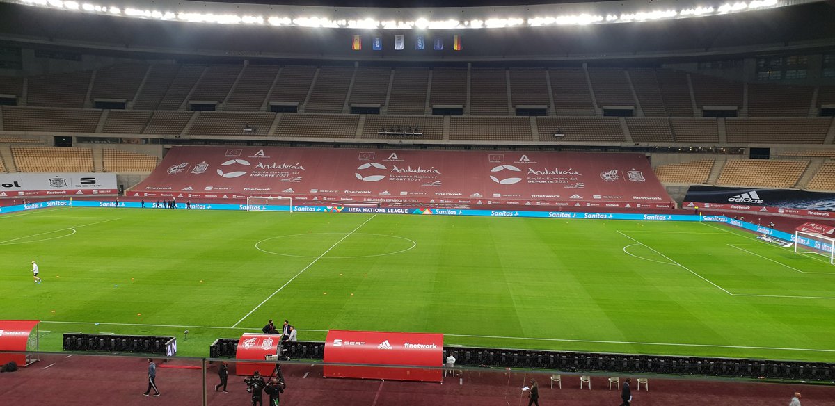 manolomartinc's tweet photo. Desde esta perspectiva os vamos a llevar el partido de la @SeFutbol contra Alemania. Con @juanbustos5 @JoseMariaCalado @JosAntonioRosa @GutLuis @curroramos @AntonioKaiser5 #fperez en @lagranjugadacsr de @CanalSurRadio @canalsur #EspanaAlemania y el recuerdo a @JesusMarquezz https://t.co/HXzn0ywMbc