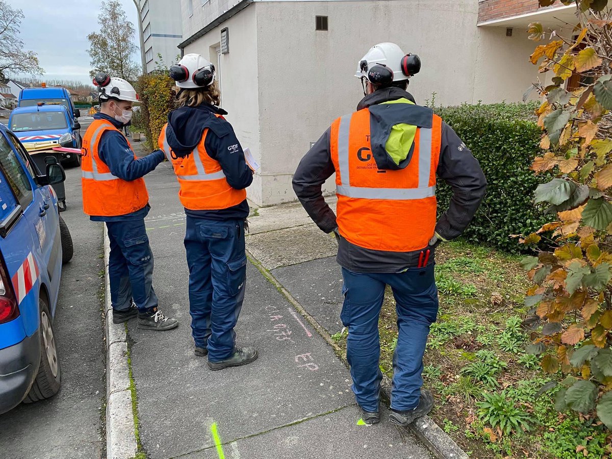 pe_gibson's tweet photo. 🚨Aujourd’hui, dans le quartier du Mont-Liébaut @VilleBethune où suite à un incident sur un chantier près de 500 logements étaient privés de gaz depuis hier. Les réparations particulièrement complexes viennent tout juste d’être effectuées,@GRDF a mobilisé de nombreux techniciens. https://t.co/XqNp2mqSNd