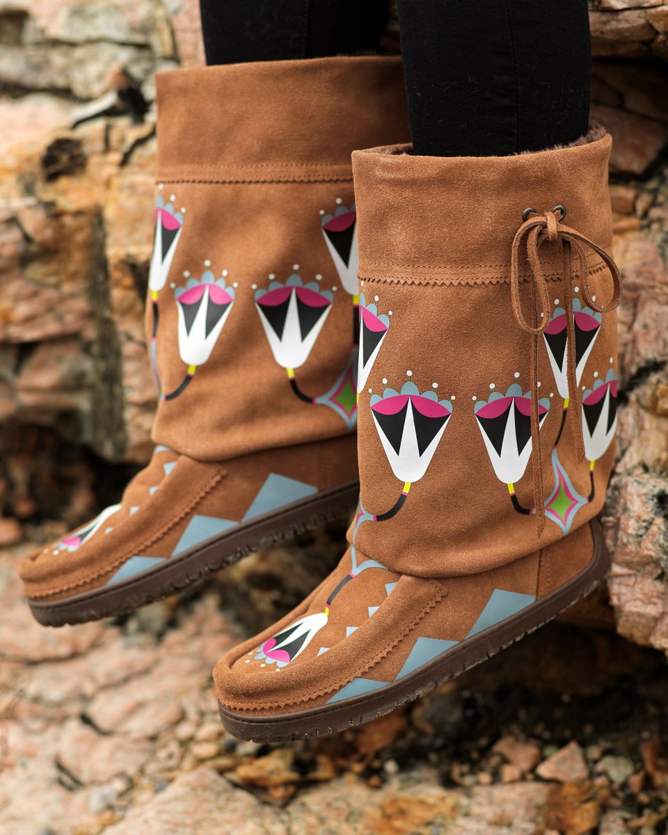 HoltRenfrew's tweet image. As part of their 2020 Artist Series program, @Manitobah connected with Indigenous artist Jamie Okuma, whose Hunter mukluks are decorated with flowers designed in the Plateau/Great Basin aesthetic. Available online and in-store. #hproject &amp;gt; bit.ly/3f1g9BA