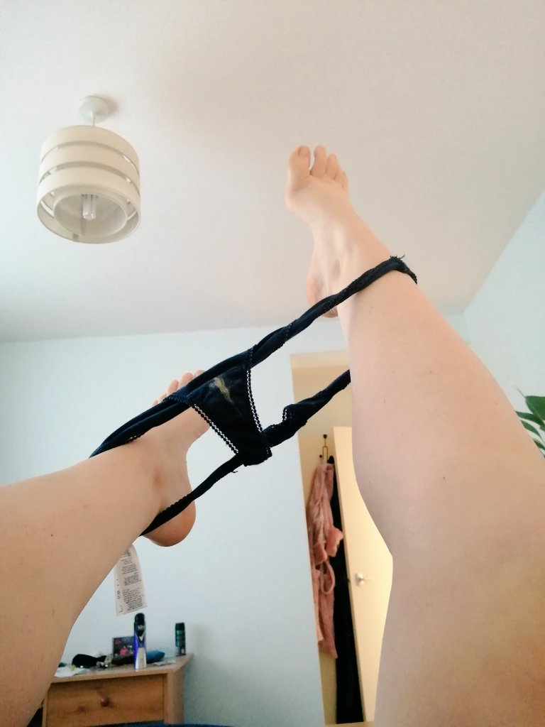 QueenHobbitFeet's tweet photo. 🩲🧦 New items on https://t.co/vqBQGLcEVL

Make your Queen happy, and get your nose stuck into one of these treats. 💦🩲🧦

#lingeriefetish #footworship #footqueen #sellingsocks #dirtypanties #smellysocks https://t.co/C72tLxHyjD