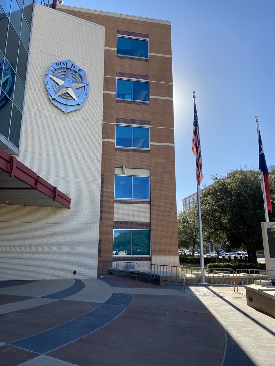 ThomasDemitrius's tweet photo. @dallaspd welcome to @att @firstnetgov it is a beautiful day to help welcome you to the network!
.
.
.
.
#FirstNet #DallasPolice #ATTEmployee @ntx_market #ATTExperienceStore #LifeAtATT #Dallas https://t.co/lnhaMxSwbf